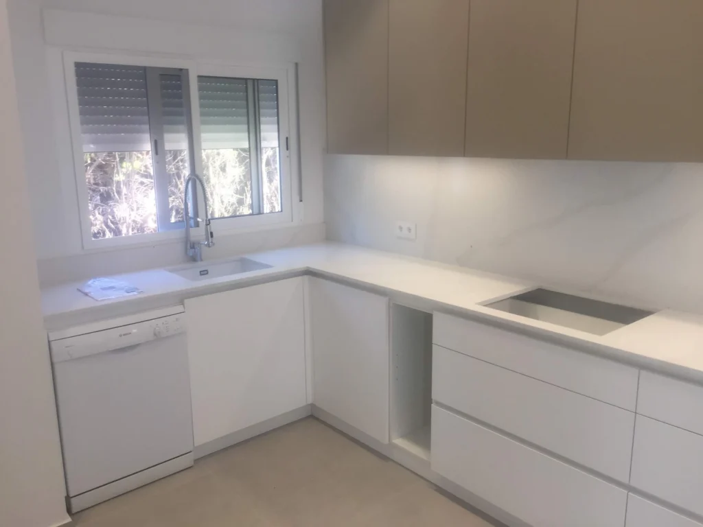 Cocina contemporánea blanca con tonos madera