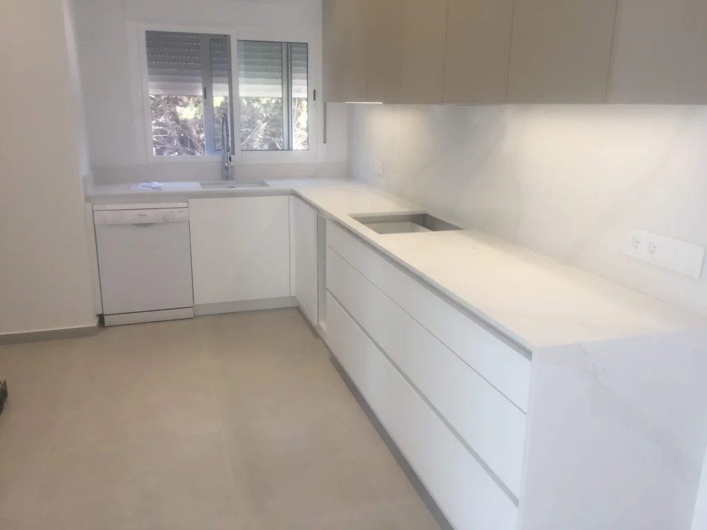 Cocina contemporánea blanca con tonos madera