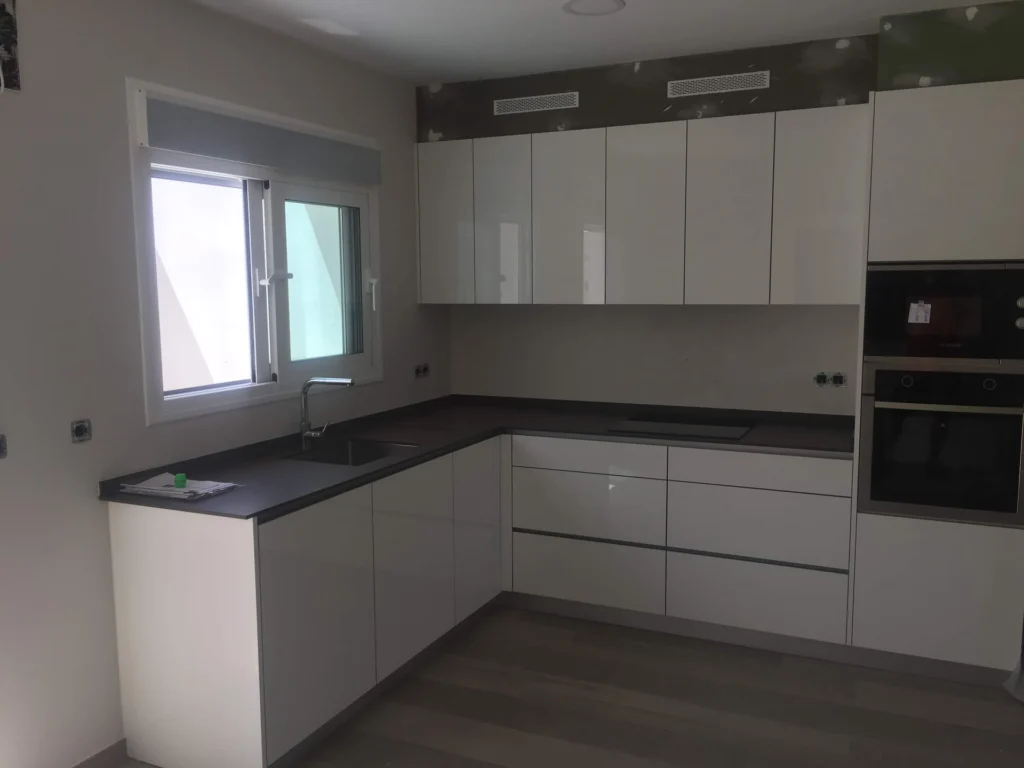 Cocina gris en L con encimera oscura