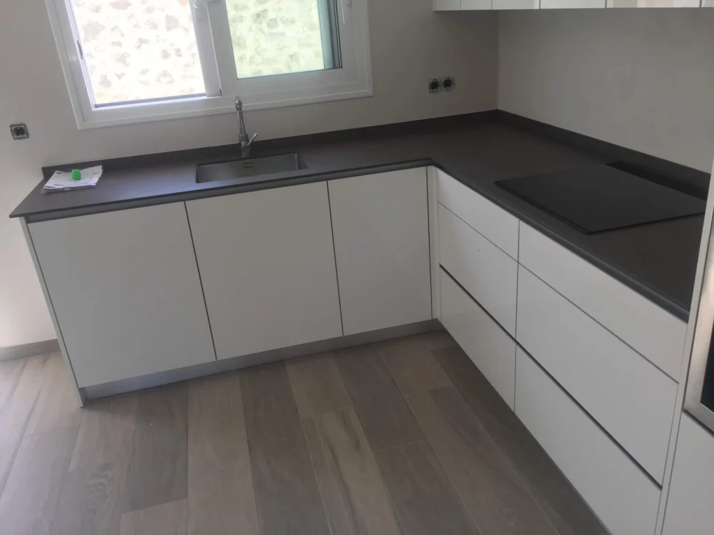 Cocina gris en L con encimera oscura