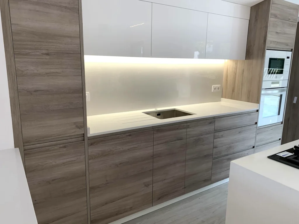 Cocina a medida en acabado madera con iluminación LED integrada