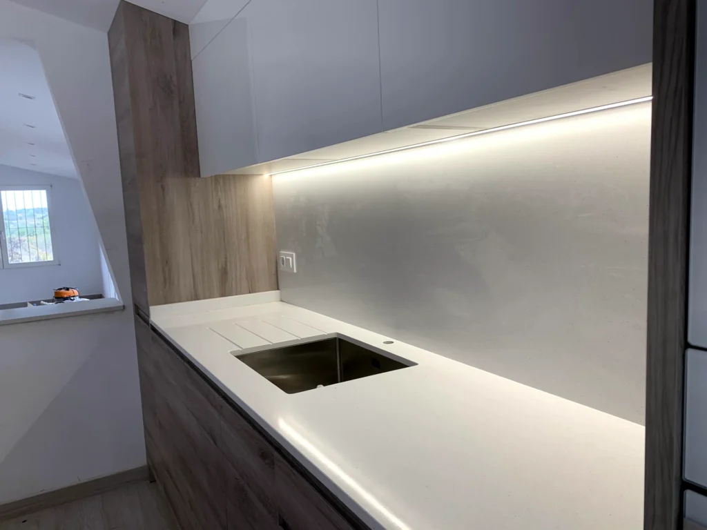 Cocina a medida en acabado madera con iluminación LED integrada