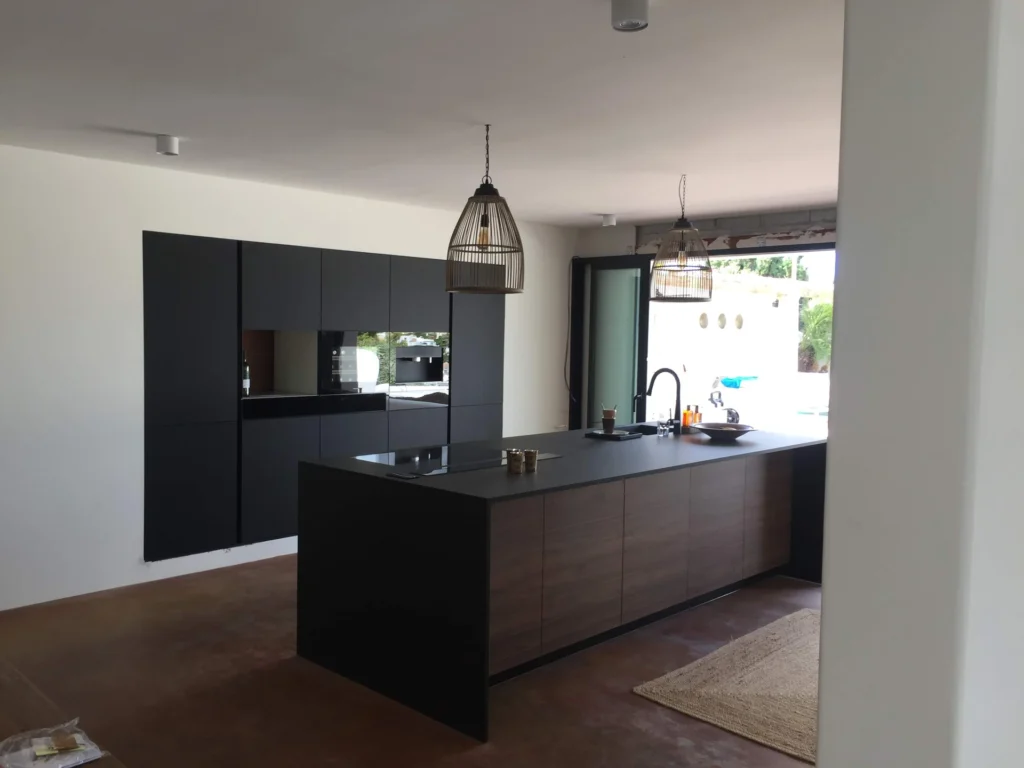 Cocina negra con isla en acabado madera