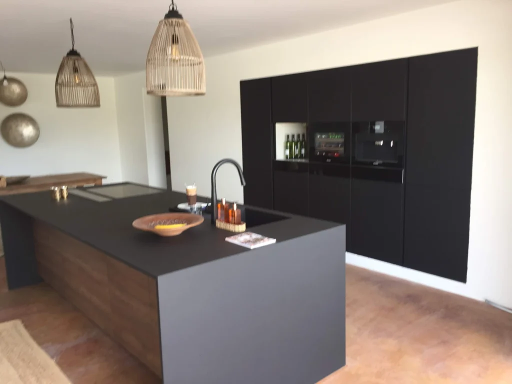Cocina negra con isla en acabado madera