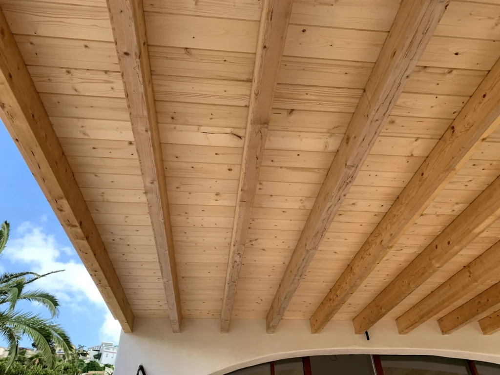 Pérgola y estructura exterior de madera