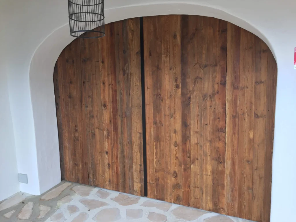 Puertas de madera rústicas en arco mediterráneo