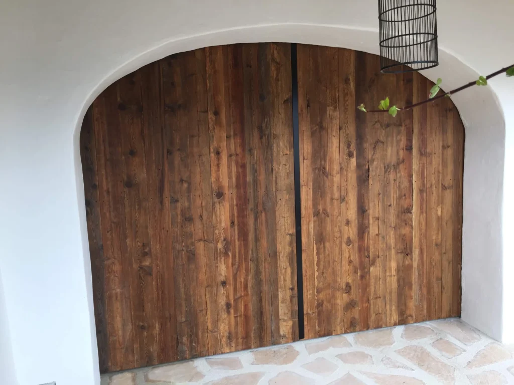Puertas de madera rústicas en arco mediterráneo